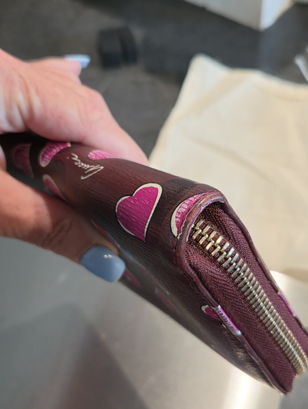 Gucci Zip-Around Wallet in Burgundy with Pink Heart Motif - Picture 12 of 16